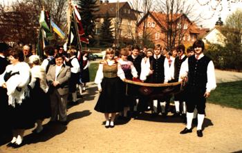 1984-Fahnenweihe-HG-Aalen-Fahne-vor-Marienkirche